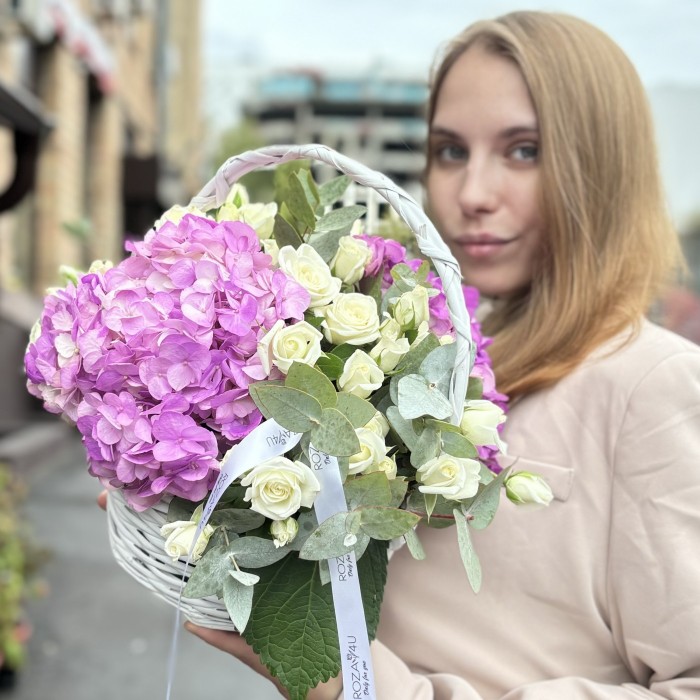 Сиреневые гортензии с кустовой розой в корзине