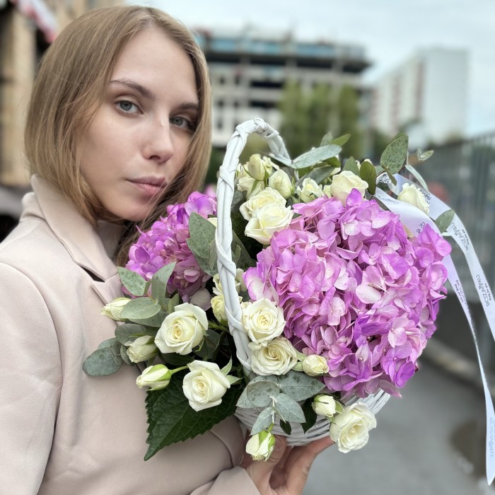 Сиреневые гортензии с кустовой розой в корзине