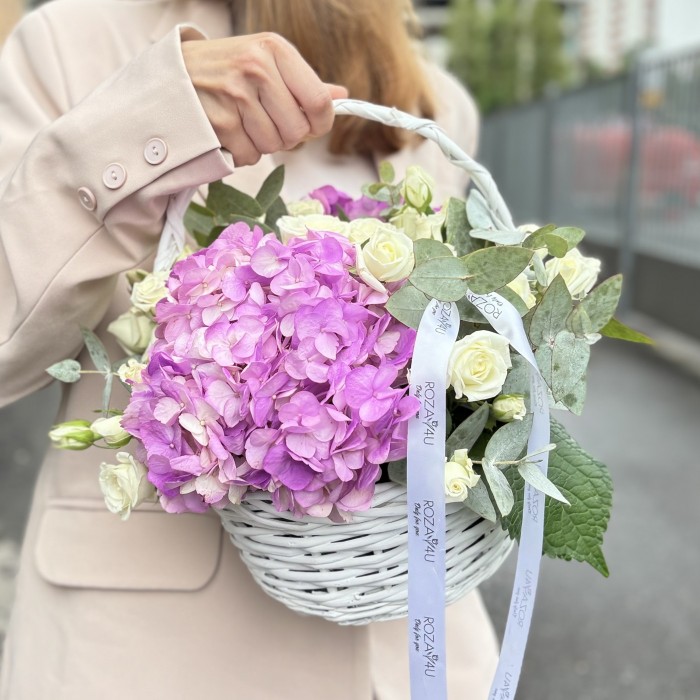 Сиреневые гортензии с кустовой розой в корзине