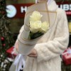 3 длинные белые розы 70 см