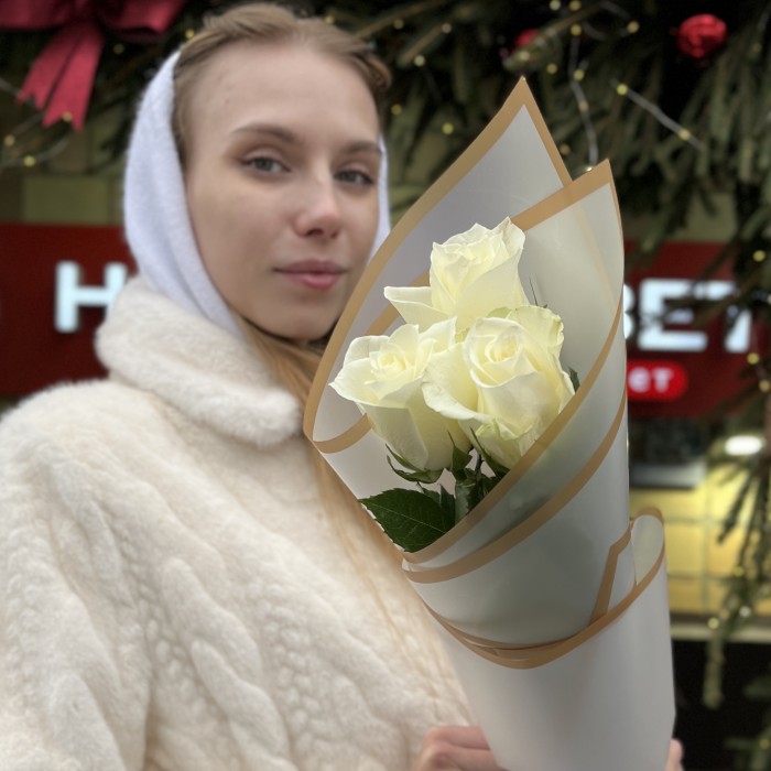 3 длинные белые розы 70 см