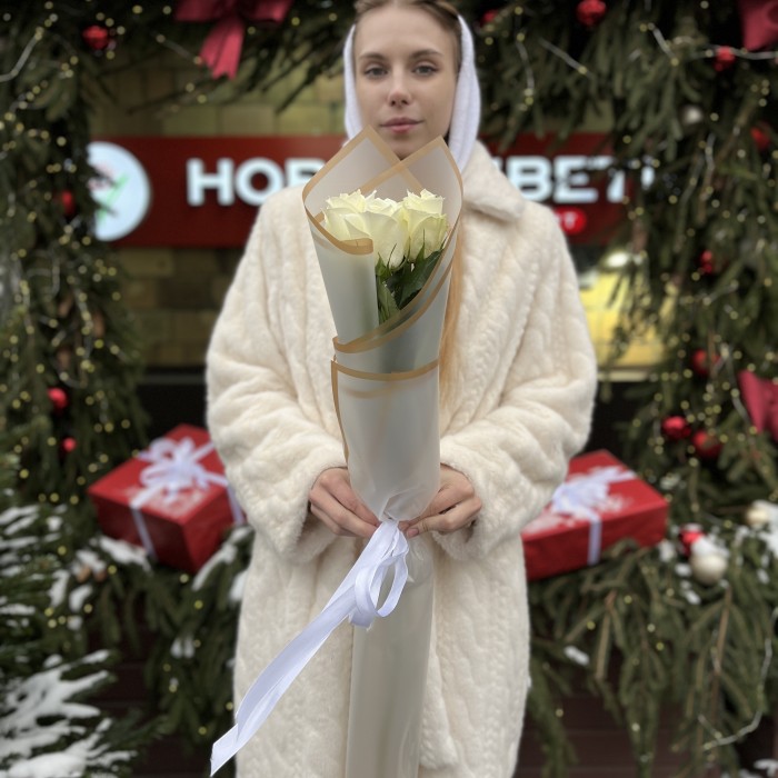 3 длинные белые розы 70 см