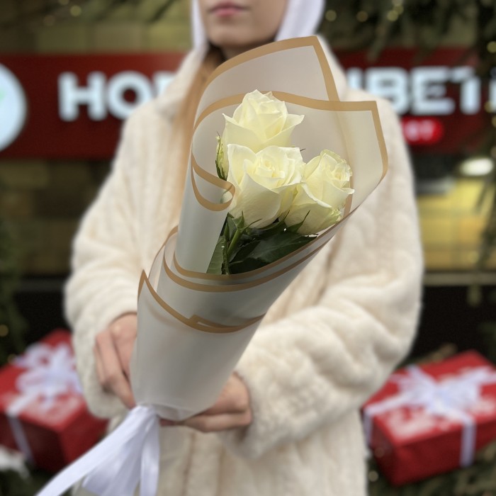 3 длинные белые розы 70 см