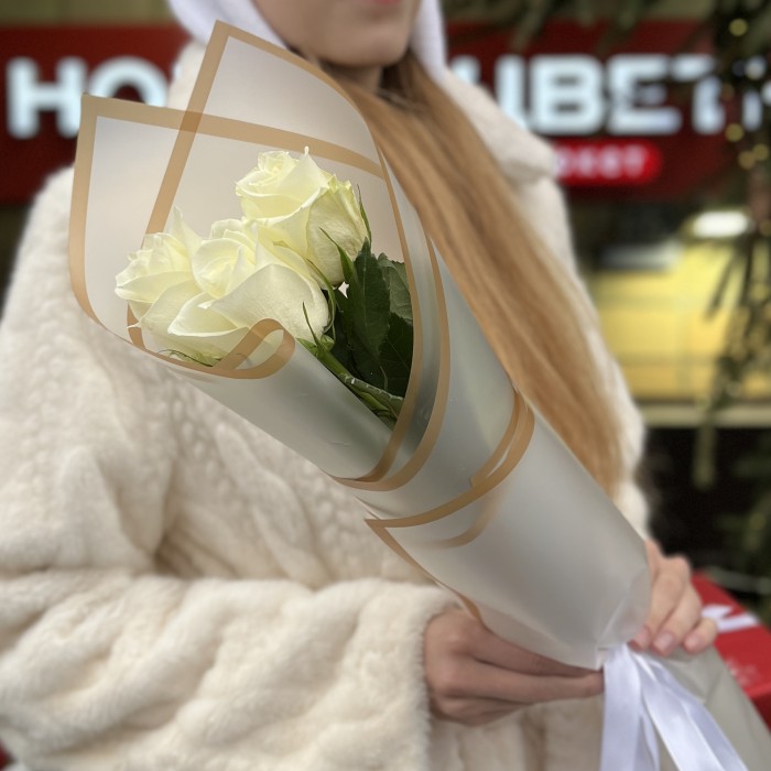 3 длинные белые розы 70 см