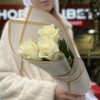 3 длинные белые розы 70 см