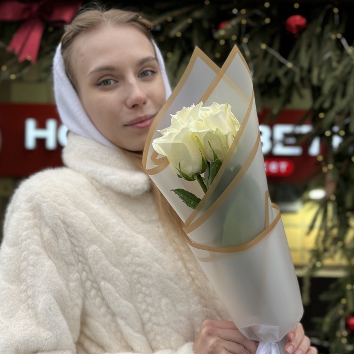 3 длинные белые розы 70 см