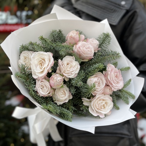 3 кустовые пионовидные розы Энджел бомбастик с нобилисом