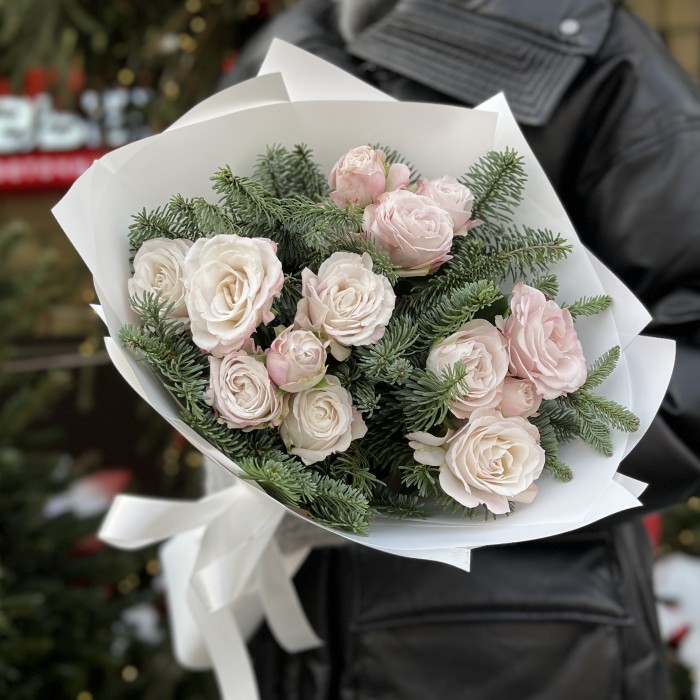 3 кустовые пионовидные розы Энджел бомбастик с нобилисом