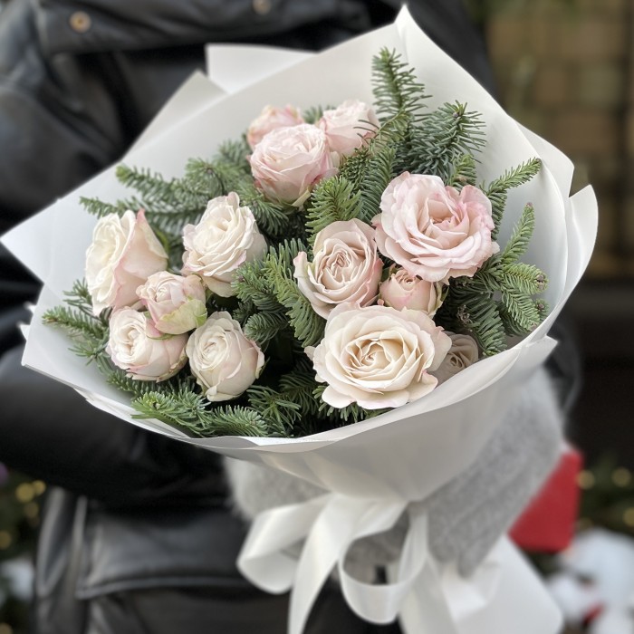 3 кустовые пионовидные розы Энджел бомбастик с нобилисом