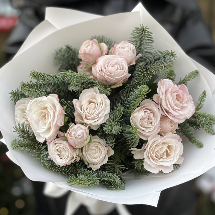 3 кустовые пионовидные розы Энджел бомбастик с нобилисом