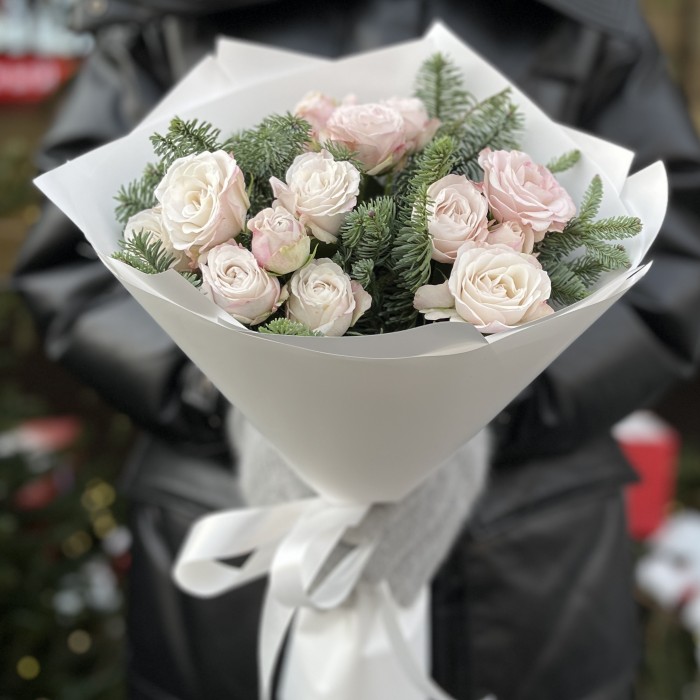 3 кустовые пионовидные розы Энджел бомбастик с нобилисом