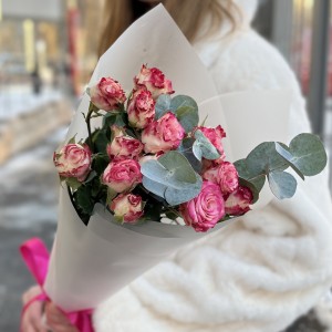 3 кустовые пионовидные розы Сансет Мэджик 50 см с эвкалиптом