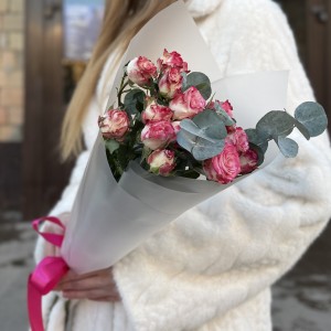 3 кустовые пионовидные розы Сансет Мэджик 60 см с эвкалиптом