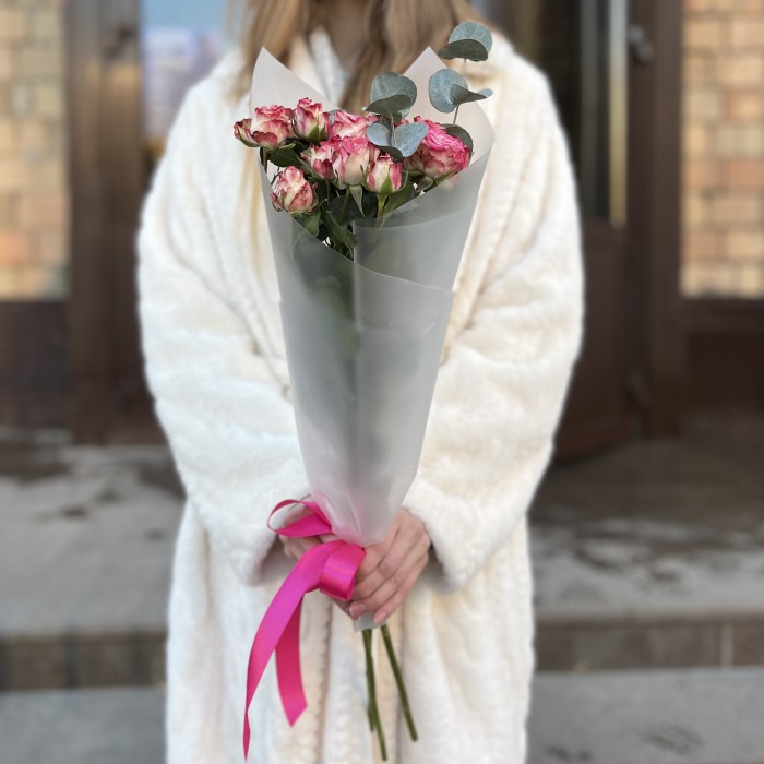 3 кустовые пионовидные розы Сансет Мэджик 60 см с эвкалиптом