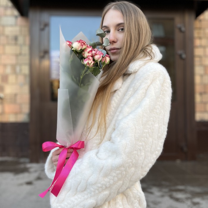 3 кустовые пионовидные розы Сансет Мэджик 60 см с эвкалиптом