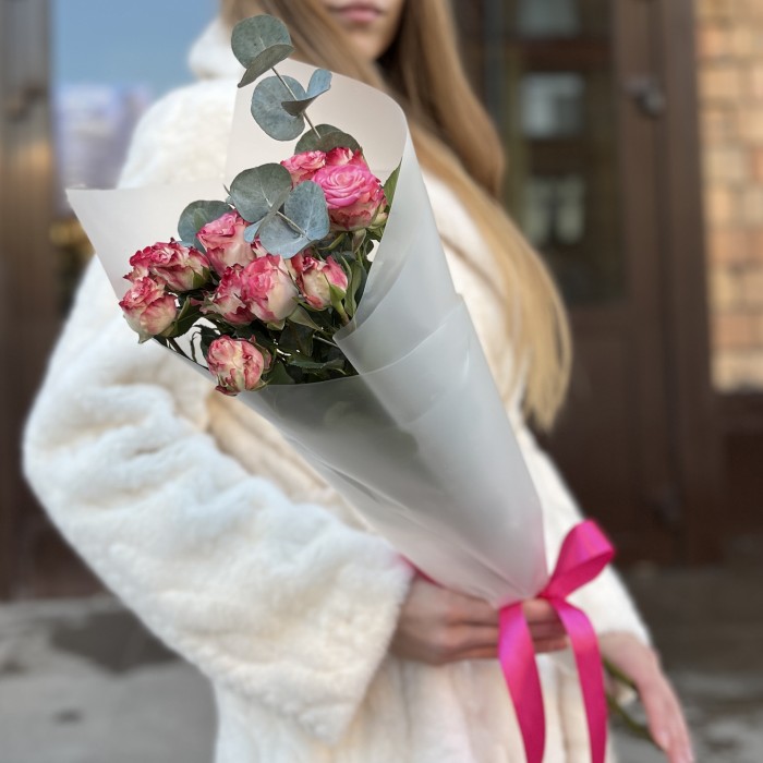 3 кустовые пионовидные розы Сансет Мэджик 60 см с эвкалиптом