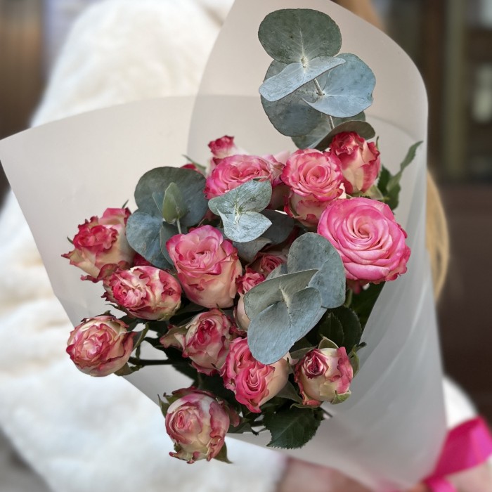 3 кустовые пионовидные розы Сансет Мэджик 60 см с эвкалиптом