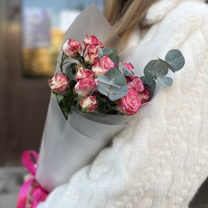 3 кустовые пионовидные розы Сансет Мэджик 60 см с эвкалиптом