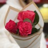 3 малиновые розы Такаци 50 см