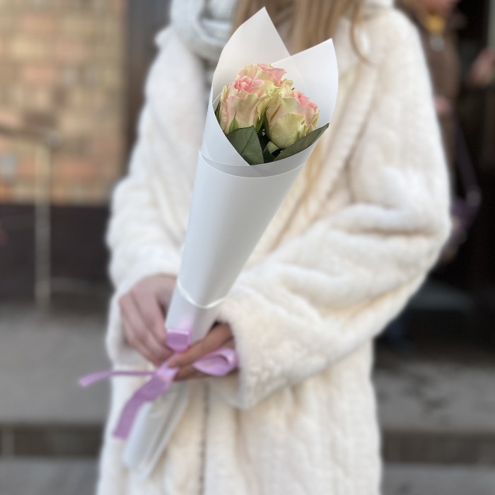 3 нежно-розовые розы Топ-гир 50 см