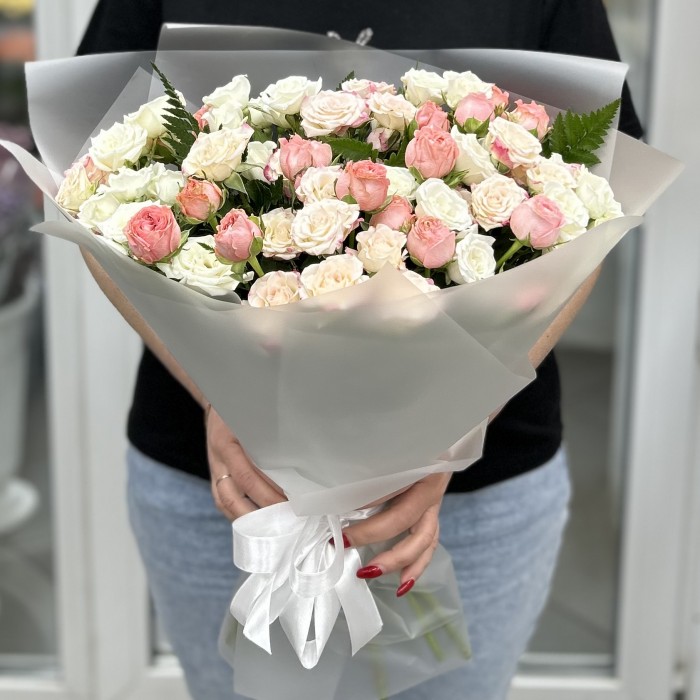 17 нежных кустовых роз микс