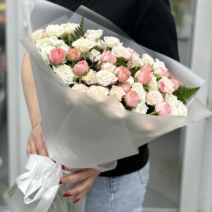 17 нежных кустовых роз микс