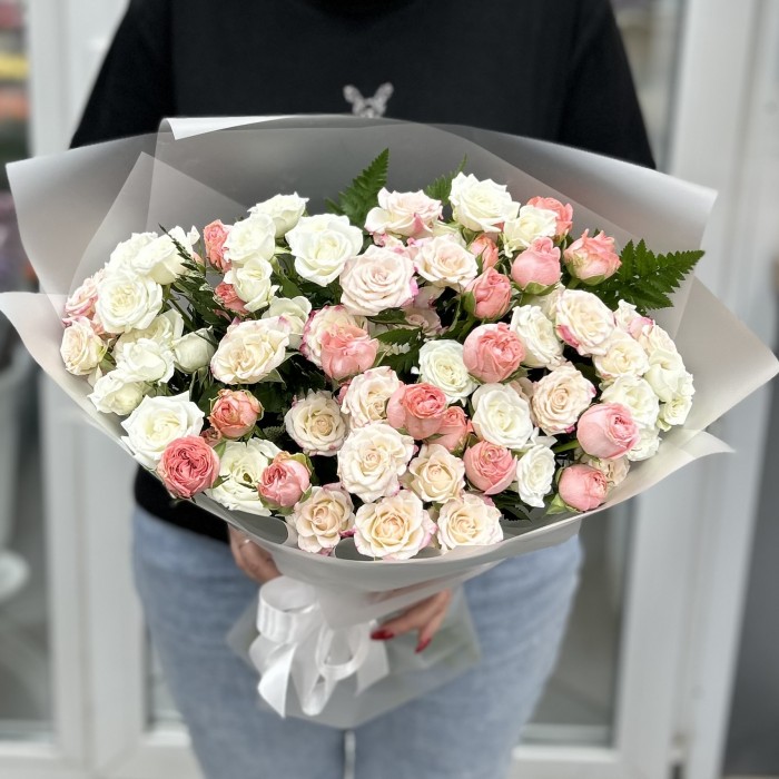 17 нежных кустовых роз микс