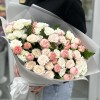 17 нежных кустовых роз микс