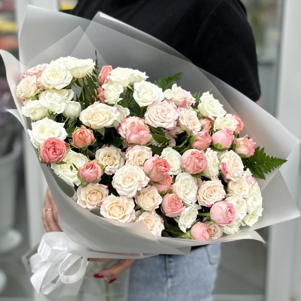 17 нежных кустовых роз микс