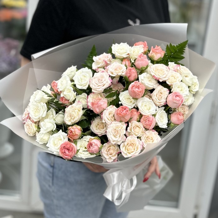 17 нежных кустовых роз микс