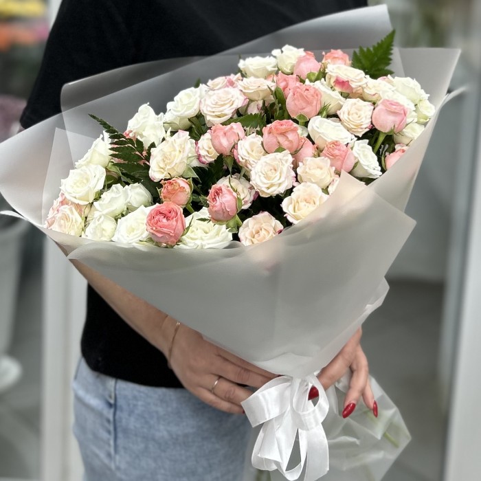 17 нежных кустовых роз микс