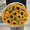 27 подсолнухов с гринбеллом в корзине