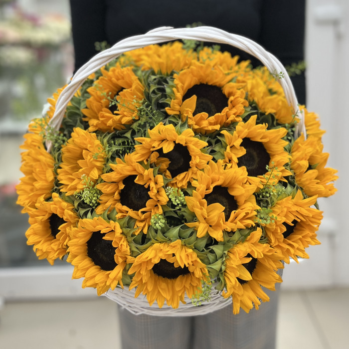27 подсолнухов с гринбеллом в корзине