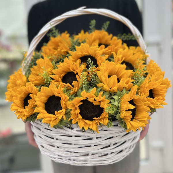 27 подсолнухов с гринбеллом в корзине