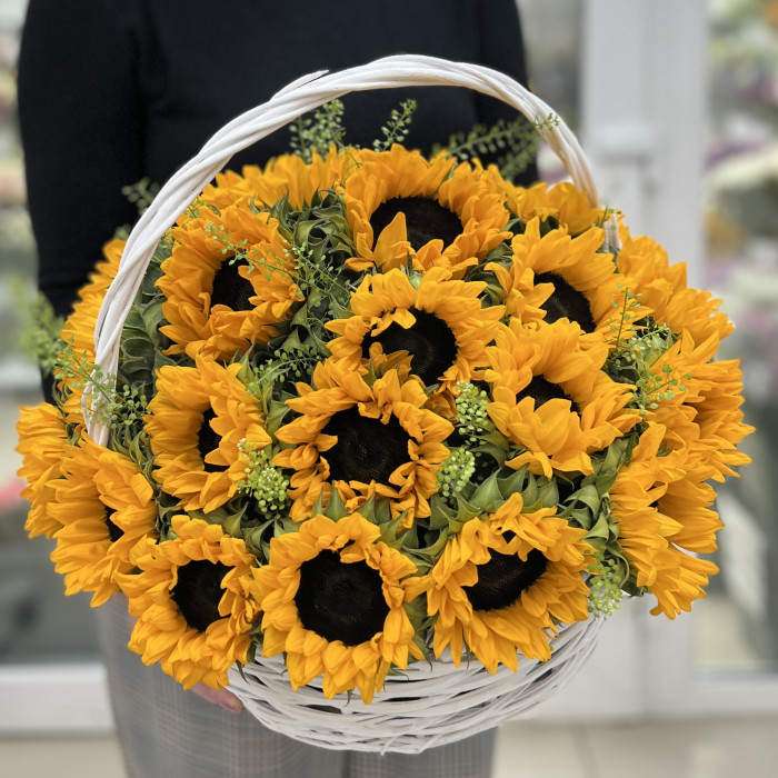 27 подсолнухов с гринбеллом в корзине