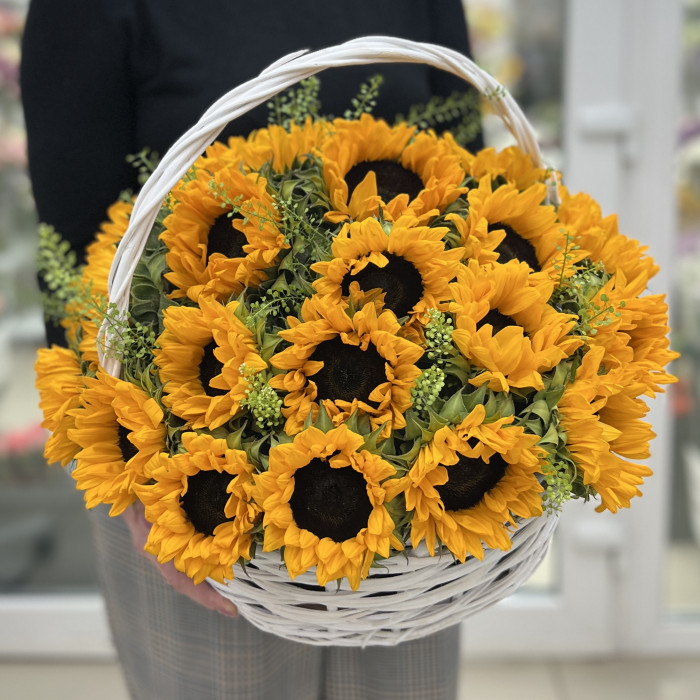 27 подсолнухов с гринбеллом в корзине