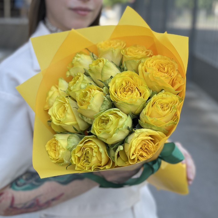 11 желтых  пионовидных роз Баттеркап 35 см