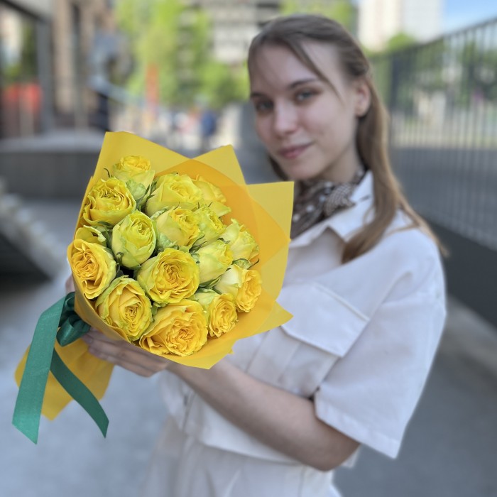 11 желтых  пионовидных роз Баттеркап 35 см