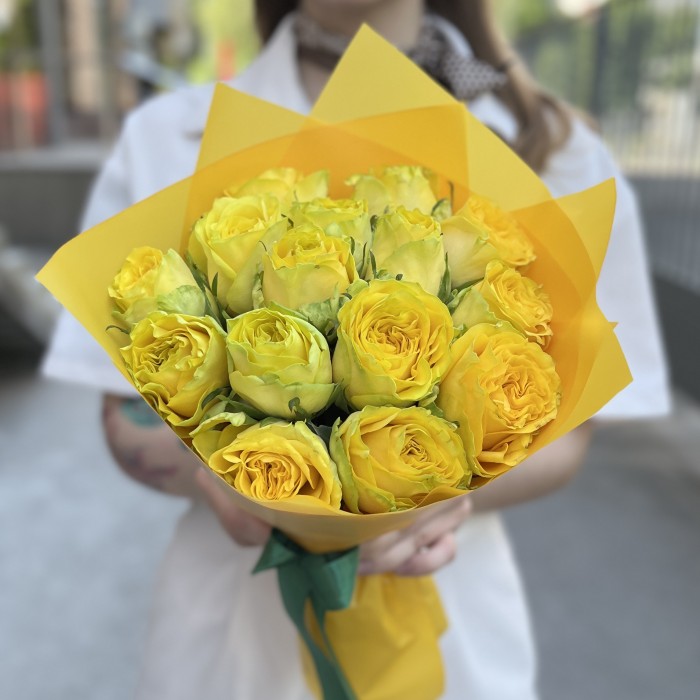 11 желтых  пионовидных роз Баттеркап 35 см