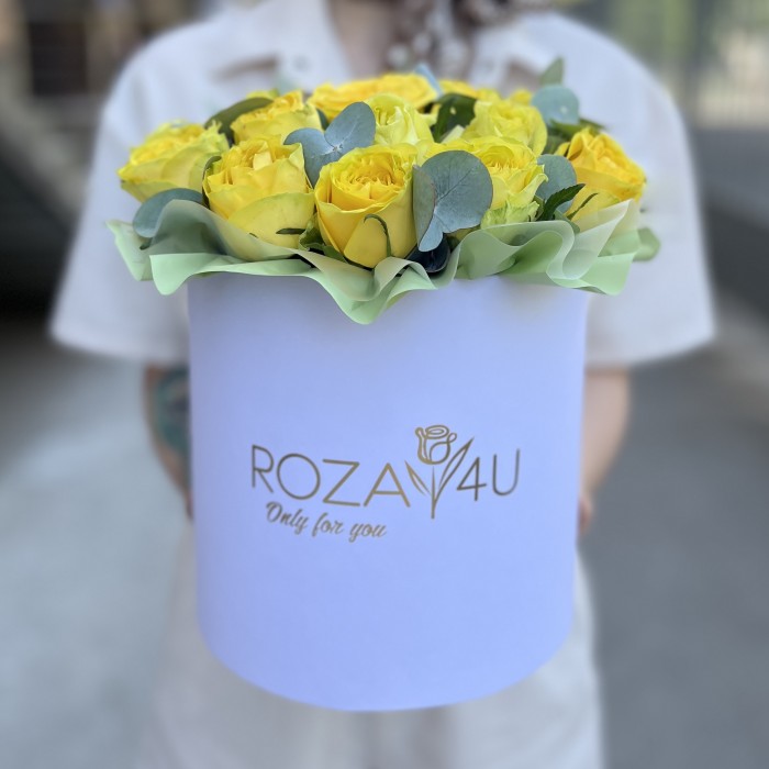 25 желтых пионовидных роз Баттеркап в коробке