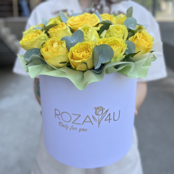 25 желтых пионовидных роз Баттеркап в коробке