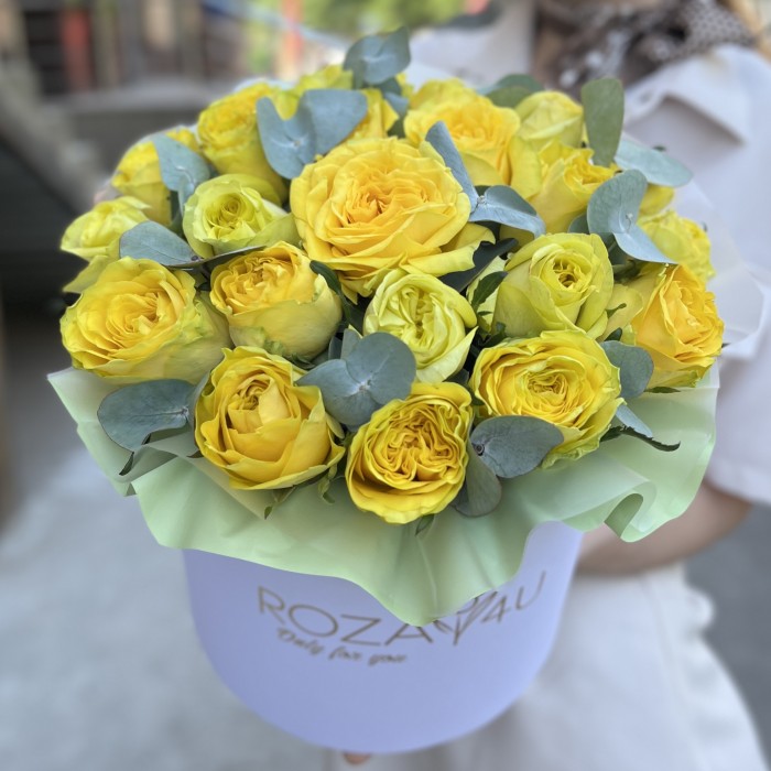 25 желтых пионовидных роз Баттеркап в коробке