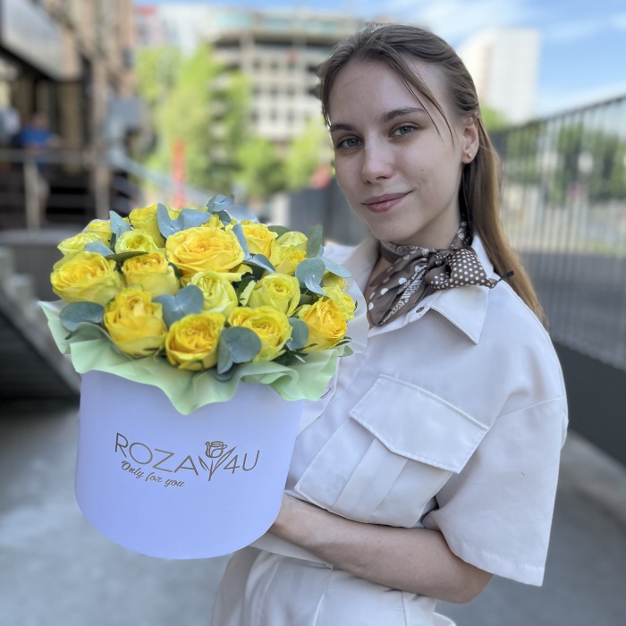 25 желтых пионовидных роз Баттеркап в коробке