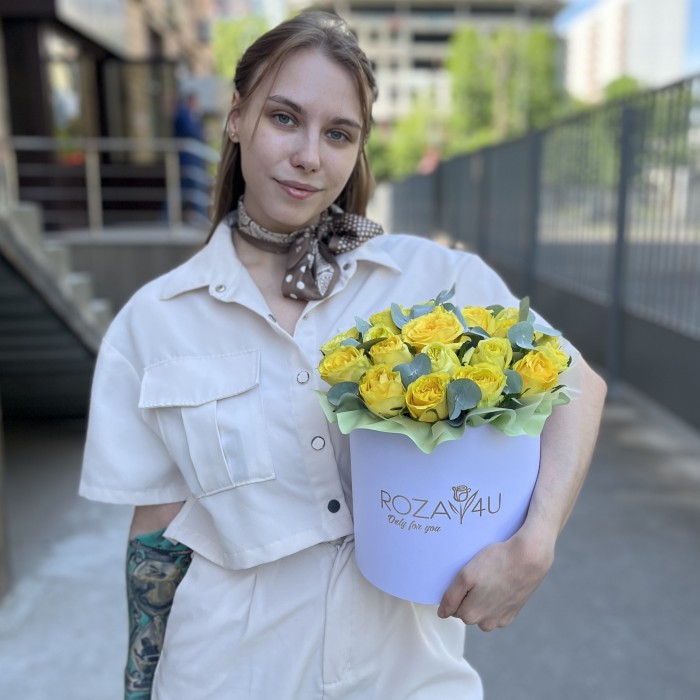 25 желтых пионовидных роз Баттеркап в коробке