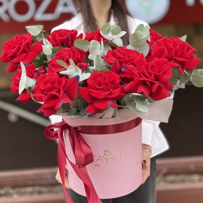 11 пышных красно - синих роз в коробке