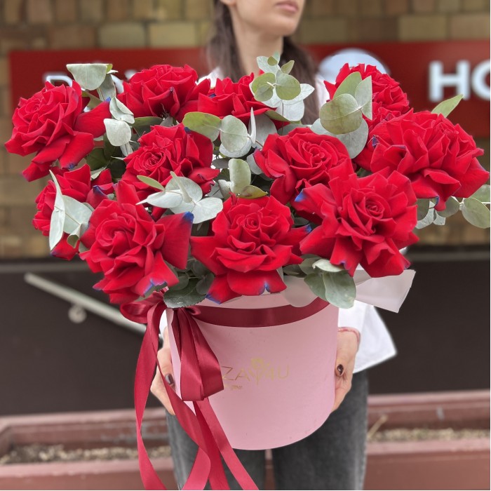 11 пышных красно - синих роз в коробке