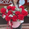 11 пышных красно - синих роз в коробке