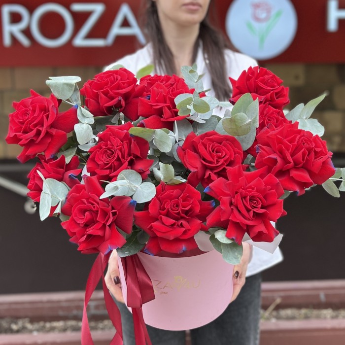 11 пышных красно - синих роз в коробке