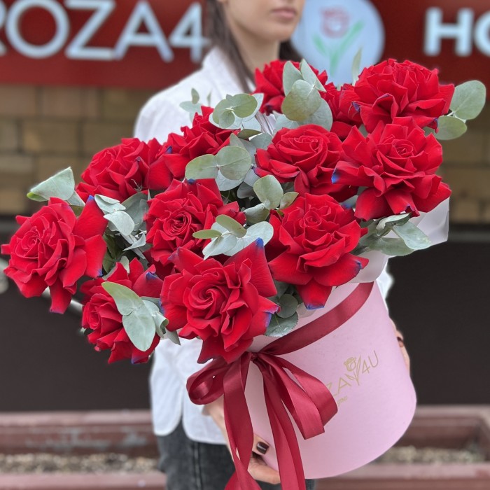 11 пышных красно - синих роз в коробке