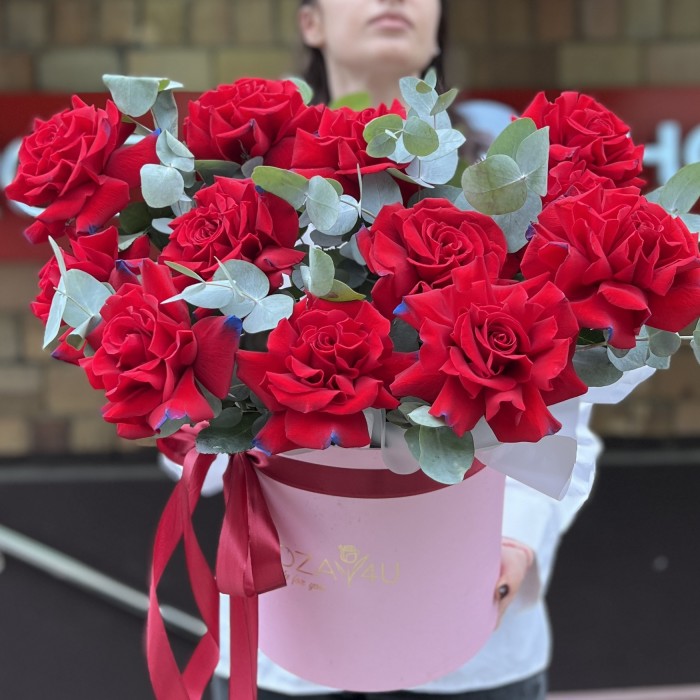 11 пышных красно - синих роз в коробке